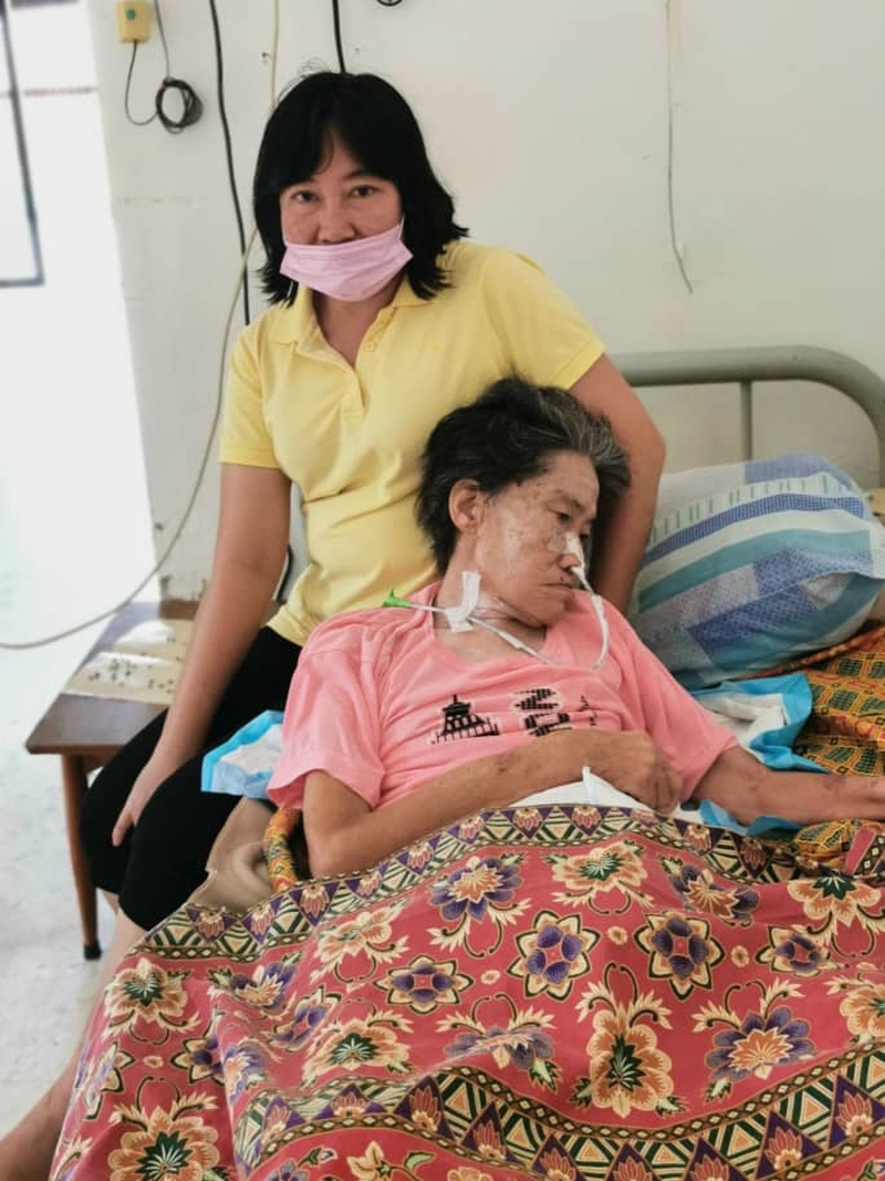 与年迈母亲张云英相依为命的黄燕玲，下班后到疗养院照顾母亲。