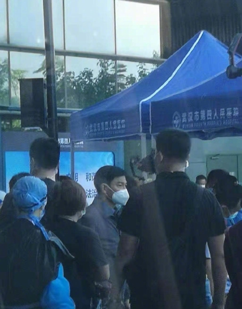 网民在深圳偶遇刘德华戴口罩拍戏，疑似拍摄冠病题材电影。