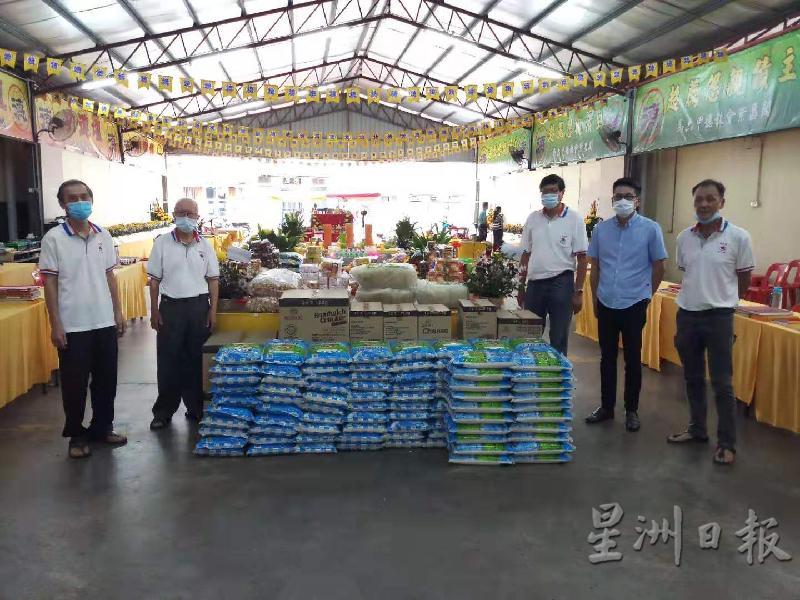 紫昌阁也给亚罗牙也水灾区的灾民提供干粮。右三为署理阁长陈镇城。