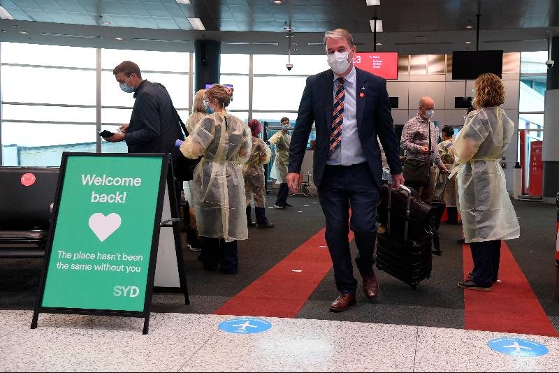 在新南威尔斯州及维多利亚州连多天没有新增确诊个案后，澳洲周一重开接壤维多利亚州的边界，乘客搭乘航空公司航班从墨尔本飞抵新州。（图：美联社）