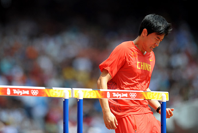 刘翔当年在北京奥运会因伤退赛引发巨大争议，他近日正面首谈此事显然已经释怀。图示刘翔当年在赛前准备时感到不适的画面。（网络照）