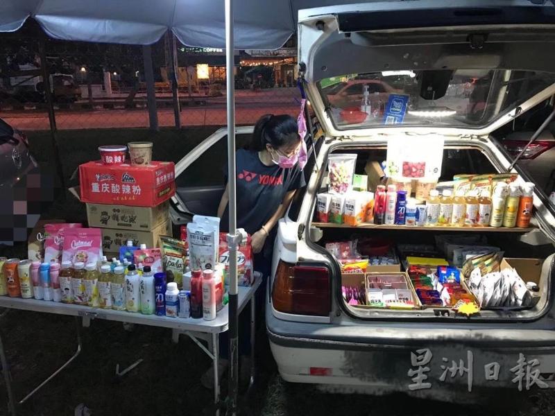 喜欢零食的王文聪在网上购买了大量的零食进行售卖。