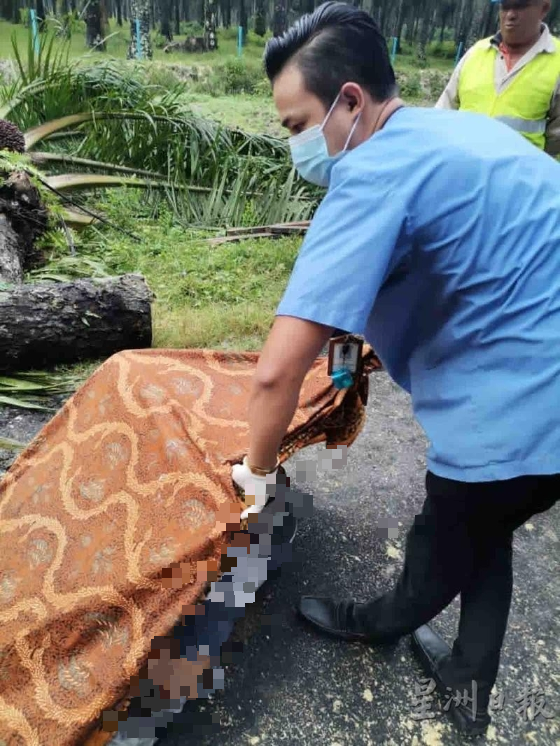 醫護人員用布蓋住死者的遺體，等待警方到來送往醫院。