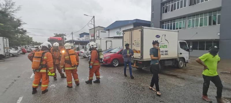 英迪拉马哥打消拯局派出队伍准备协助展开清理工作。一旁民众捂住鼻子离开工厂范围。
