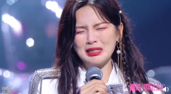 杨超越在火箭少女毕业舞台皱起脸爆哭的画面一度成为经典。
