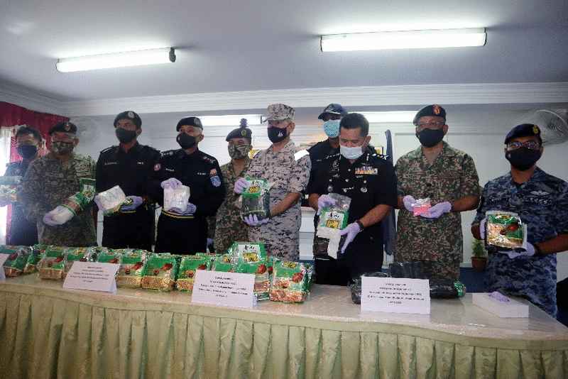 沙巴东部特别保安指挥区军警与海事机构立功，起获超过240万令吉毒品。前左三为阿末弗亚。