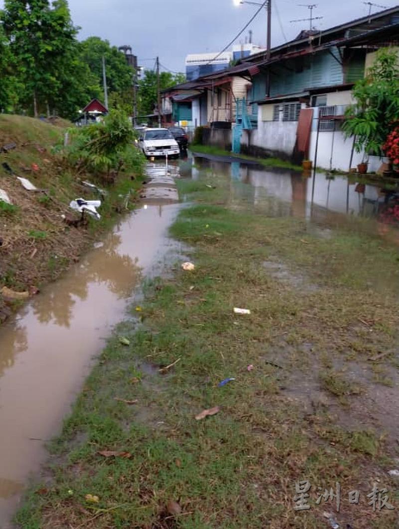  本週二再度下雨，第五路內路水溝也滿了，流向住家。