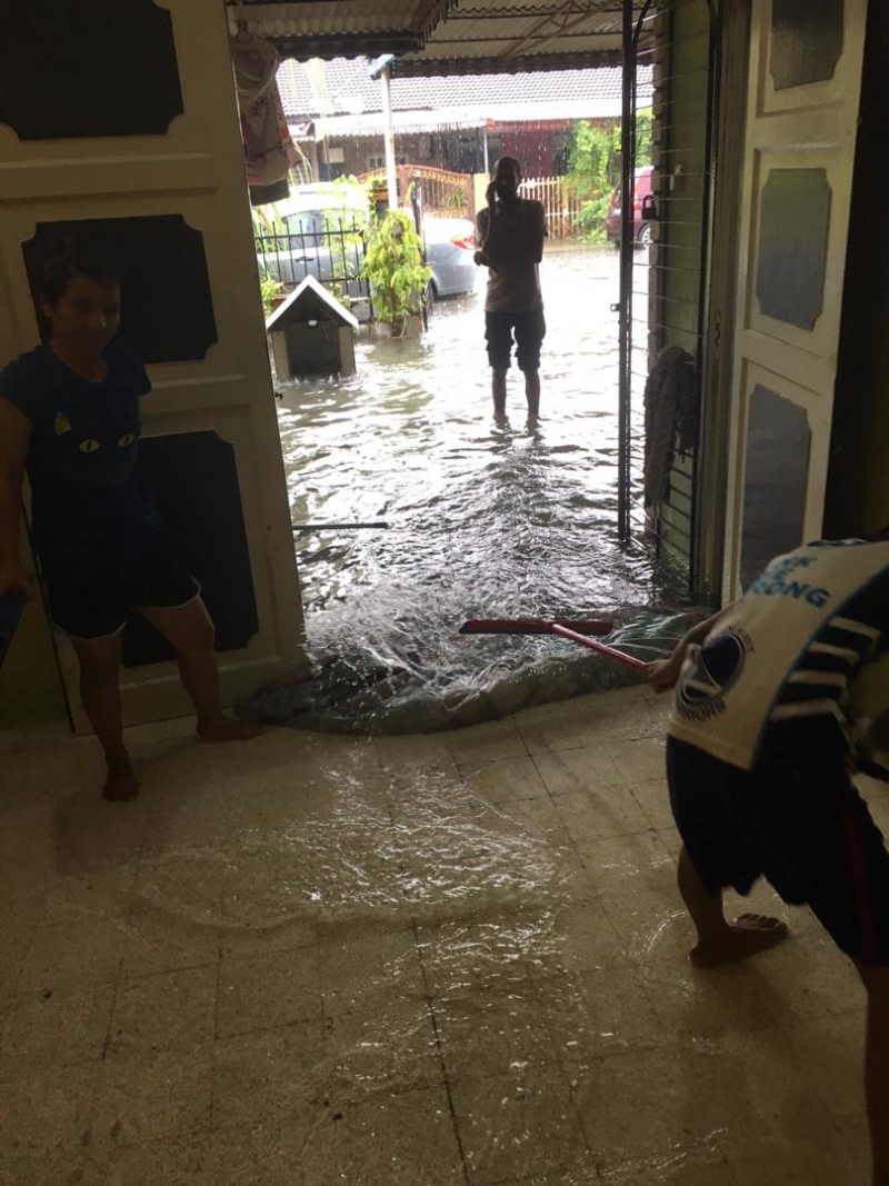 巴生圣淘沙花园一间民宅客厅被水淹入，让屋主得为善后清理工作而着恼。