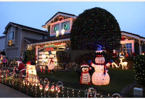 美国加州南旧金山市一个住宅区的居民每年在圣诞节期间都用丰富多彩的灯饰把房子装饰一新，营造出浓浓的节日氛围。