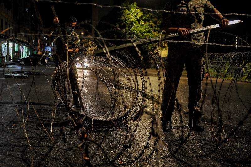 军警人员在周三凌晨，开始拆除加影巴士总站一带的铁蒺藜。