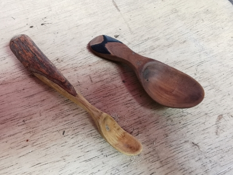 左为番石榴树枝和芒果树枝雕刻出的汤匙。保留部分的树皮也是木汤匙上最自然的设计。