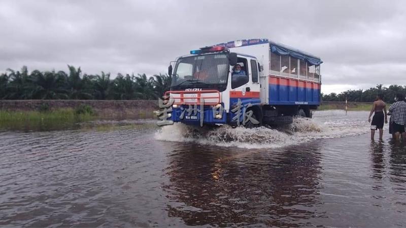 亚罗邦士通往章吉罗峇公路淹水，禁止轻型交通工具川行。