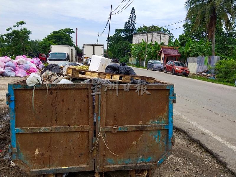 高渊港口泊顶路2个大垃圾桶会移置到伯公祠和志愿消防队会所附近，罗里上下货的地方。