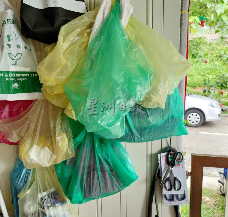 

方木河家门前挂着剪刀和塑胶袋，方便别人剪下蔬果实并带走。