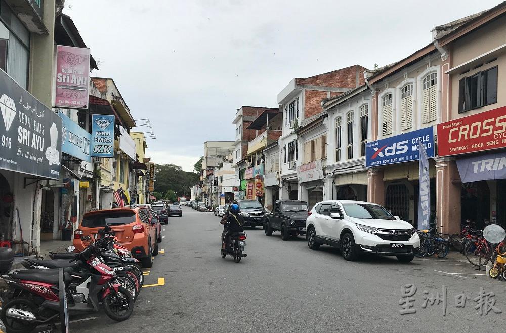 周日早市无法迁回河边街，图为属于河边街的拿督沙莪路商业区。