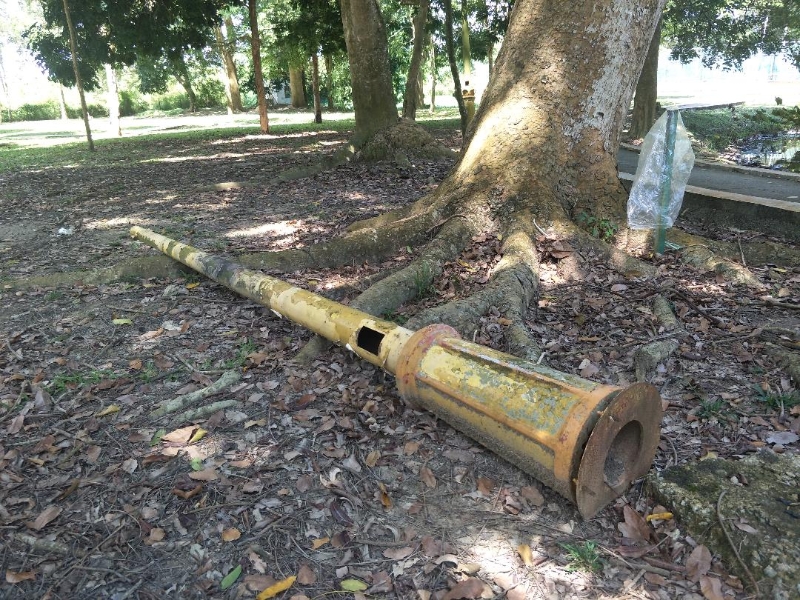倒下的装饰灯柱被废弃公园里。