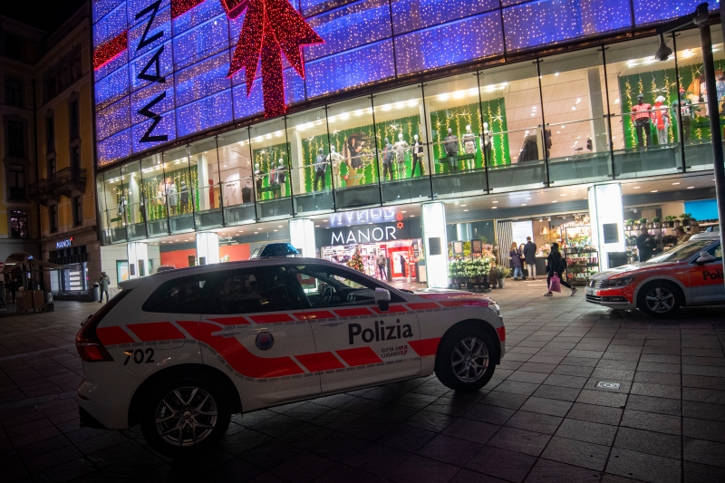 瑞士南部城镇卢加诺一家购物商场周二发生一女子持刀攻击另两名女子的事件，造成一重伤一轻伤，而当地警方不排除事件为“恐布主义动机”的可能性。（图：美联社）