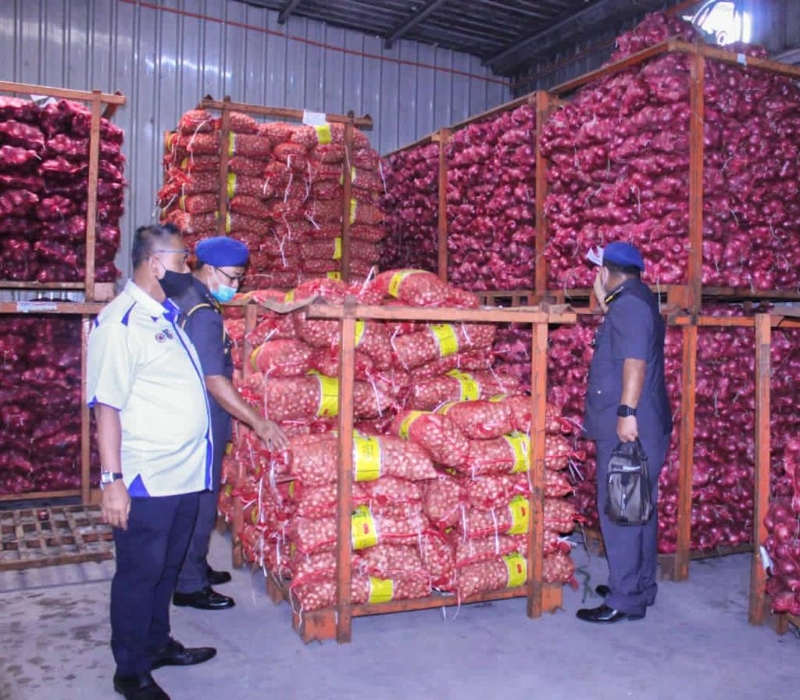柔贸消局派员前往批发商和零售商，检查大葱的价格和供应情况。