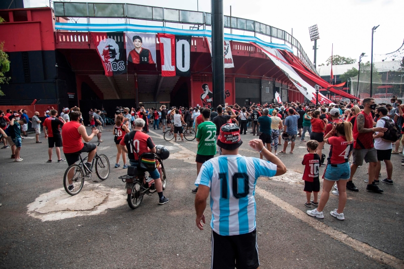 在阿根廷罗萨里奥体育场外，球迷向这位曾经代表纽威尔老男孩球会的马拉多纳致敬。
