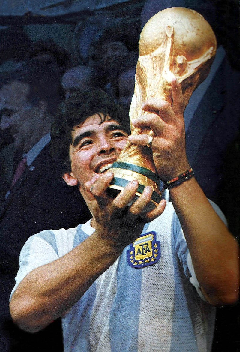 马拉多纳凭藉一己之力带领阿根廷夺得1986年世界杯冠军，实现登峰造极，封得球王之誉。