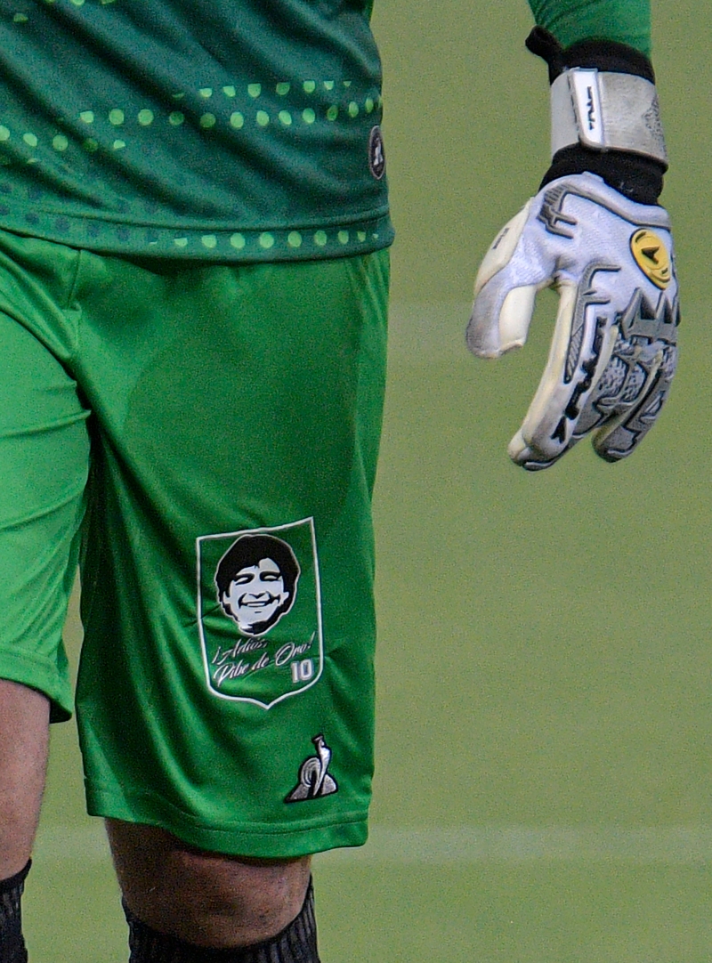 巴西米涅罗竞技足球俱乐部门将在比赛时，穿上印有马拉多纳肖像的裤子，以不同的方式纪念这位传奇球星。