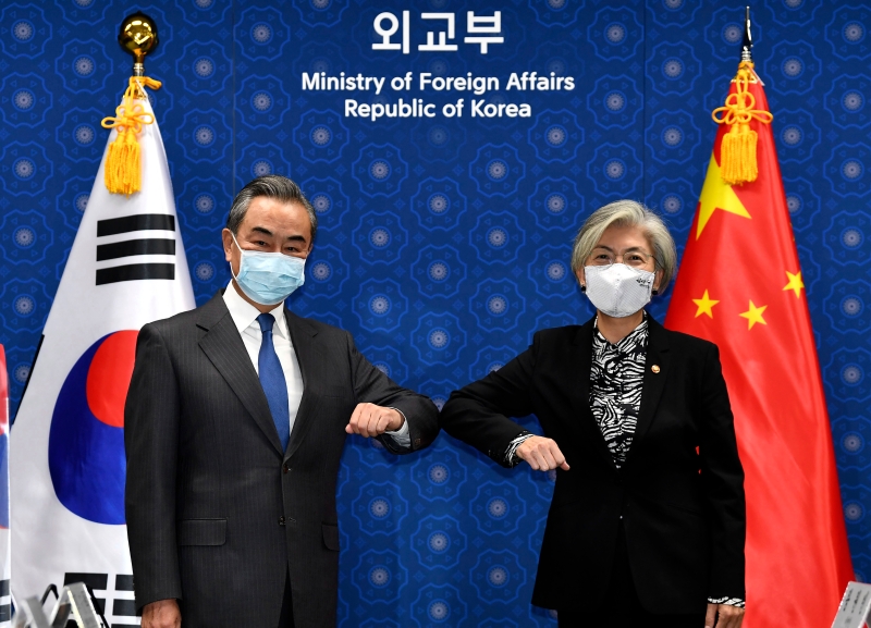 韩国外交部长官康京和(右)周四同到访的中国外交部长王毅(左)在首尔举行会谈，双方就两国关系、地区国际问题和合作抗疫等相互关切交换意见。（美联社照片）