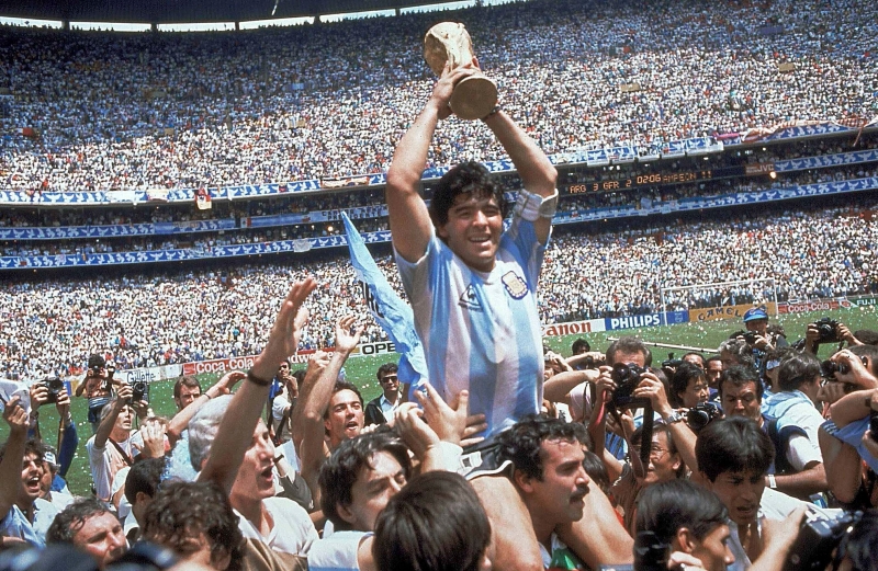 1986年6月，阿根廷在世界杯决赛中以3比2击败德国后，马拉多纳在墨西哥城捧起了大力神杯。（美联社档案照）