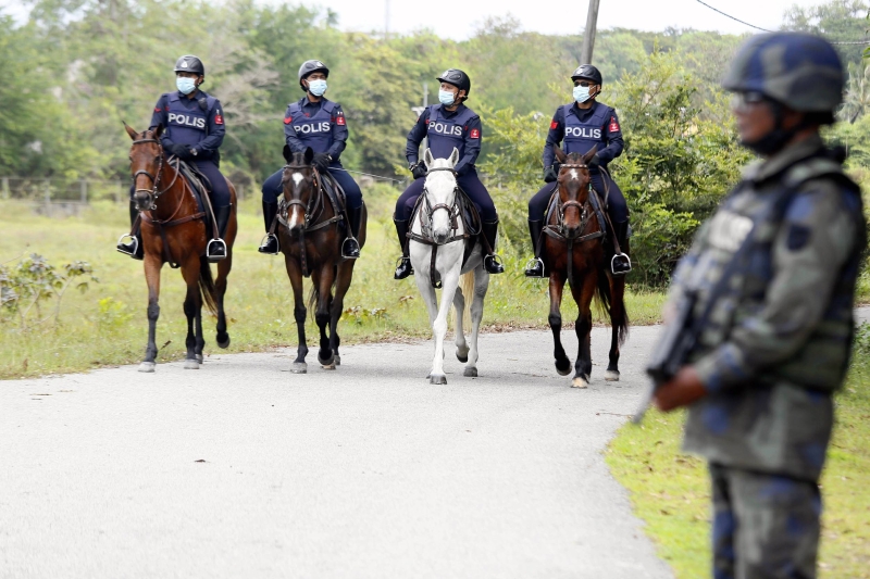 骑警队在马泰边境BKC7哨站一带巡逻，协助减轻普通行动部队的保安工作。