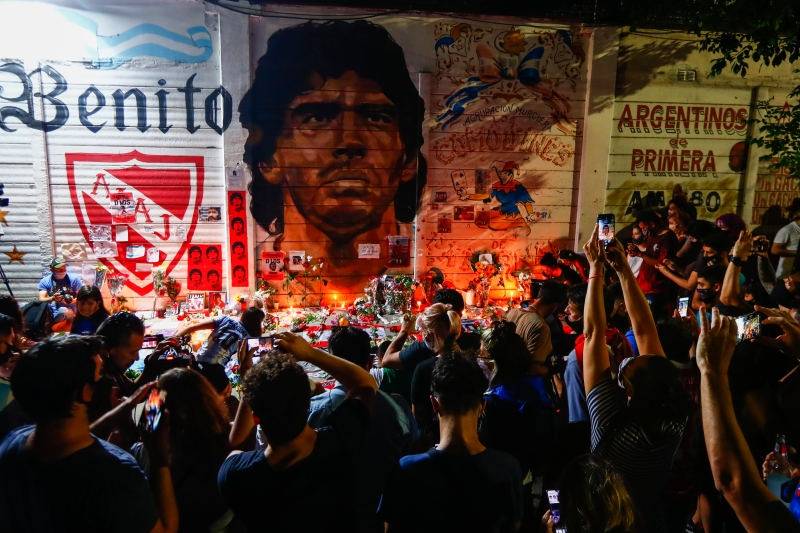 球迷在布宜诺斯艾利斯的体育场外为马拉多纳守夜，陪他走完人生最后一段路。（美联社照片）
