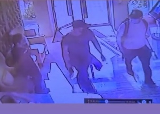 闭路电视拍下3名匪徒进入大厦的情况。