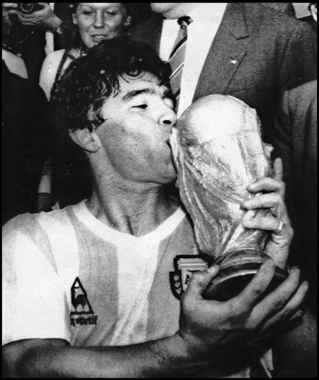 1986年，阿根廷足球传奇马拉多纳在布宜诺斯艾利斯亲吻世界杯奖杯。（欧新社档案照）