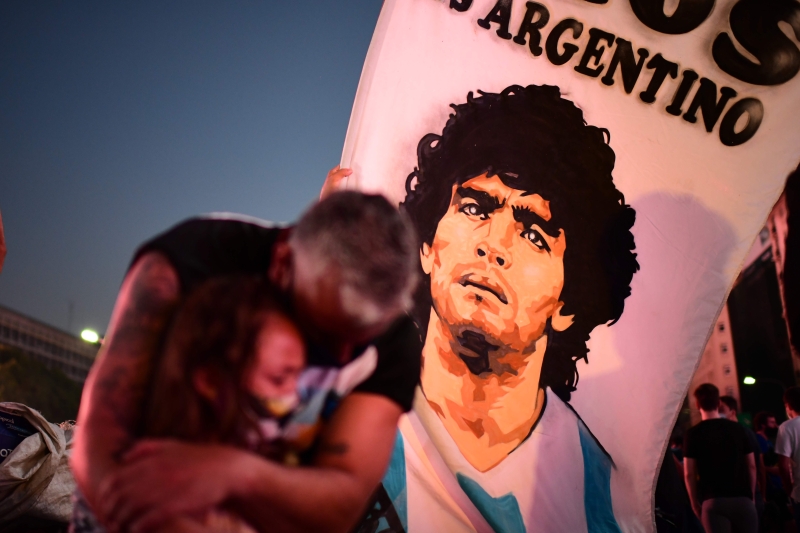 这对父女是马拉多纳的球迷。在许多阿根廷人心目中，马拉多纳的地位无人可取代。