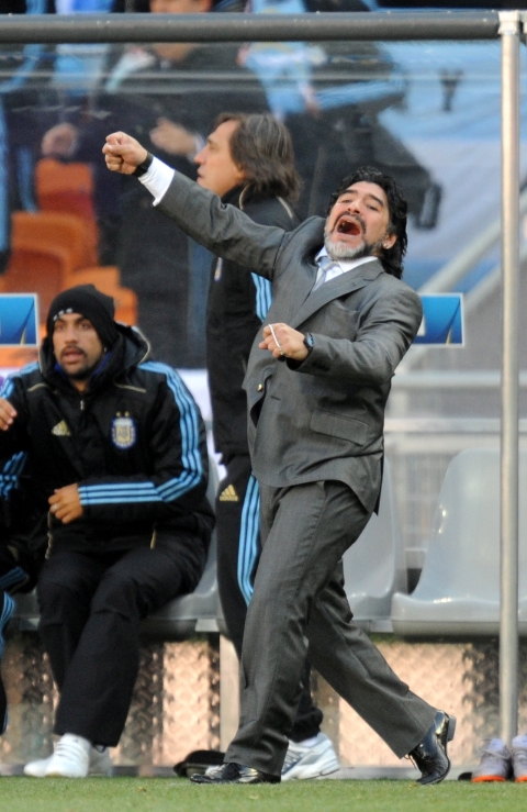 马拉多纳因服用可卡因和肥胖问题而感到挣扎，图为作为阿根廷主帅，他在2010年世界杯庆祝小组赛赢下韩国。（欧新社档案照）