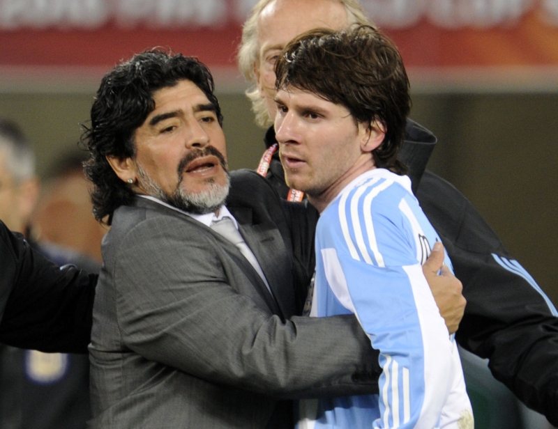 马拉多纳（左）曾在2008至2010年期间执教阿根廷队，图为他在2010年世界杯8强对阵德国后拥抱梅西。（法新社档案照）
