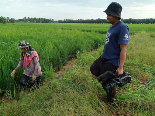 《Petani Bukan Pemalas》导演阿米尔（右）第一次拍摄纪录片。