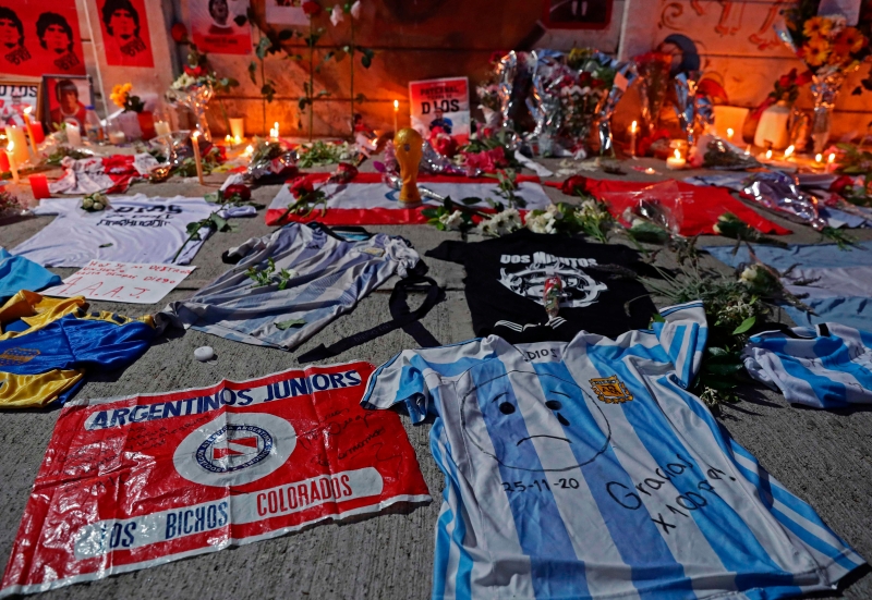 球迷自动自发地带著他们的收藏品到体育场外悼念马拉多纳。