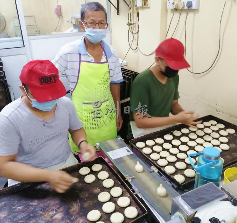 虽然已72岁，王清和(后)每天依然与员工一起制作糕饼。