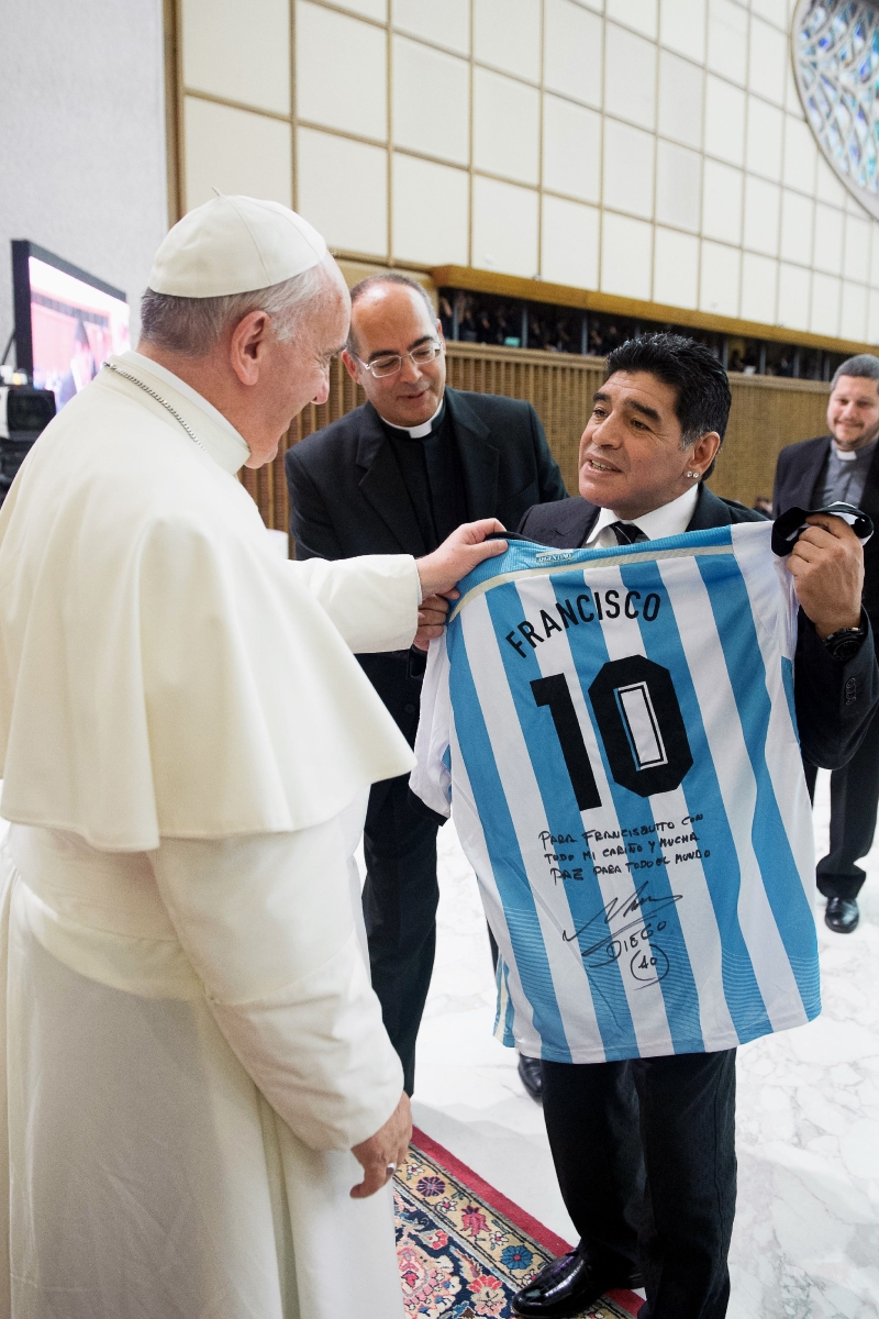 在2014年，球王马拉多纳赠送球衣给教皇。