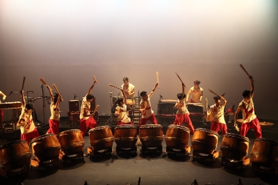 人人人鼓剧场2015年演出《众鼓歌》。