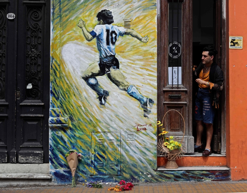 阿根廷艺术家创作了马拉纳多肖像，借此怀念这位足坛史上的球王。