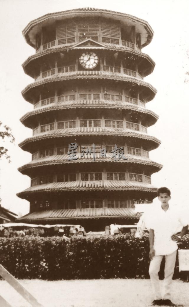 1968年王清和在家乡安顺斜塔下拍照留念，当时年轻气壮的他，每天都努力工作。