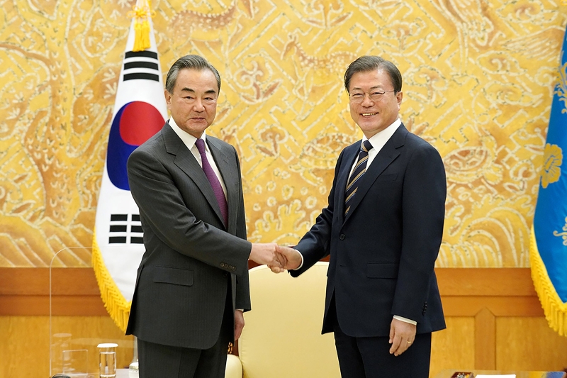 王毅周四下午到青瓦台拜访韩国总统文在寅。(法新社照片)