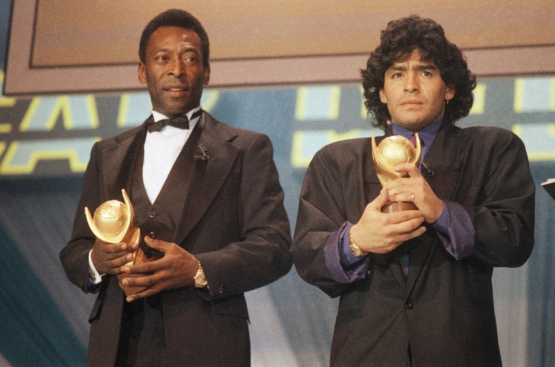 1987年，两代球王比利（左）与当年不到30岁的马拉多纳，在意大利出席颁奖典礼。比利在马拉多纳病逝后，深表难过。（美联社档案照）