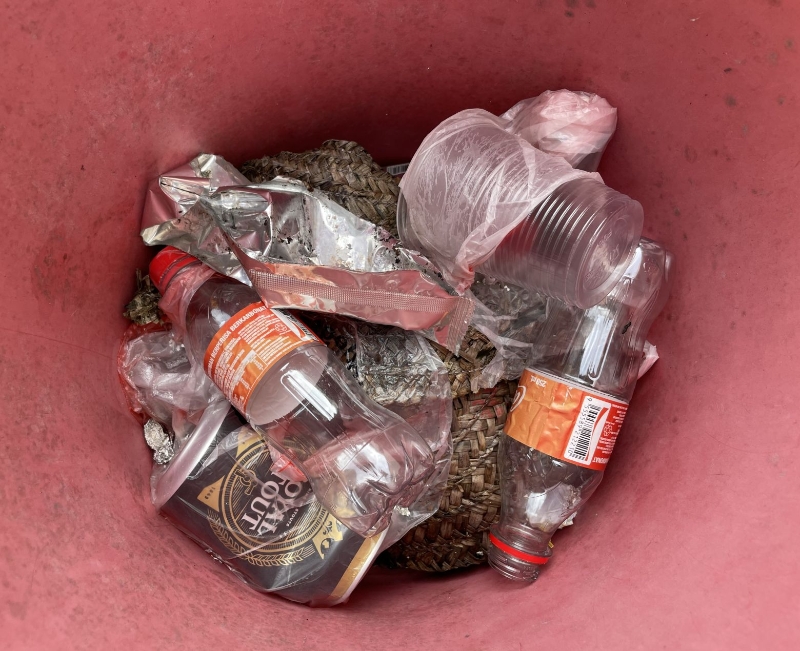 居民放在外面的塑胶桶，沦为人们丢垃圾的地方。