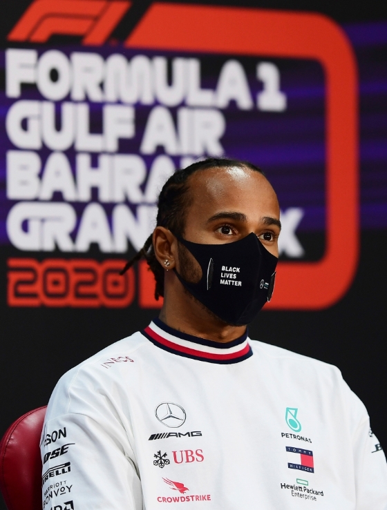 汉密尔顿有望在本周末上演的巴林站F1大赛车中夺冠，以改写更多纪录，这有利于他与车队的合约谈判。（美联社照片）