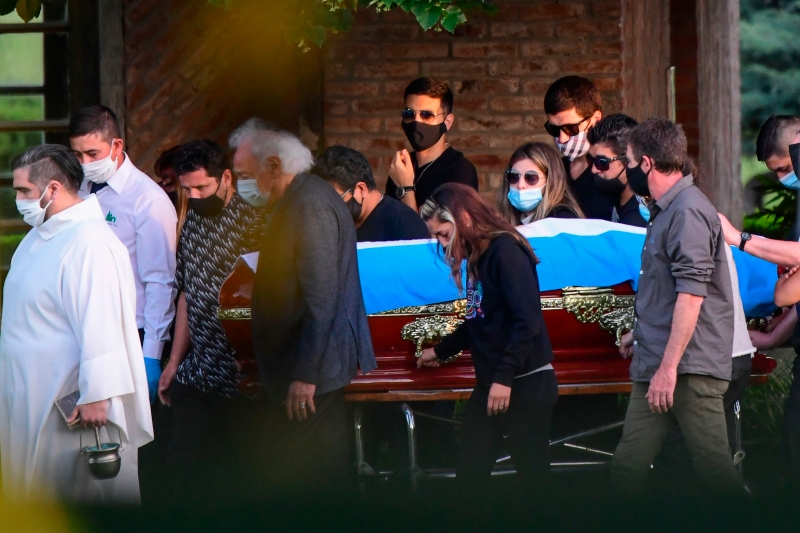 抵达贝拉斯塔公墓后，马拉多纳遗体在家人朋友陪同下前往下葬地点，只见所有人都低头不发一语，相当悲痛。（法新社照片）

