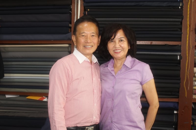 黄连城（左起）和妻子杨珍于1972年创立东京洋服店，至今已有48年历史，是地方上数一数二的裁缝师。