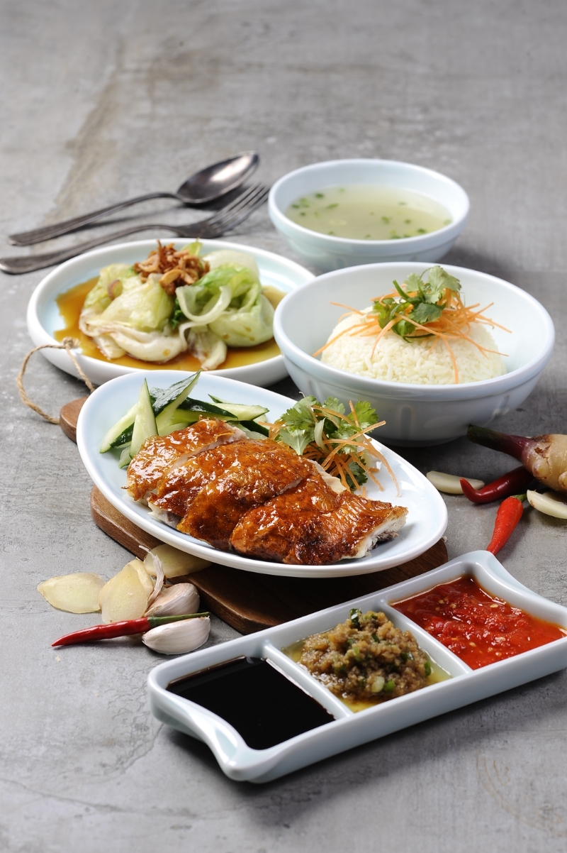 南香鸡饭是海南式咖啡店，已是大马著名的鸡饭店。滑嫩的菜园鸡切片配上黄瓜， 沾少许辣椒酱、蒜蓉及酱油，必然色香味俱全。