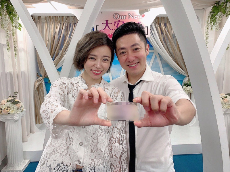 尽管王瞳爆出不伦恋，但艾成仍不离不弃，在今年7月登记结婚。