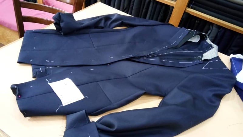 裁缝师会将制成版型的西装给顾客先行试穿,从中再作调整。